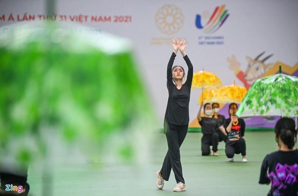 Các diễn viên múa cùng đội ngũ biên đạo đang làm việc cấp tốc để bắt kịp tiến độ cho ngày khai mạc SEA Games 31. Các diễn viên múa cùng đội ngũ biên đạo đang làm việc cấp tốc để bắt kịp tiến độ cho ngày khai mạc SEA Games 31.