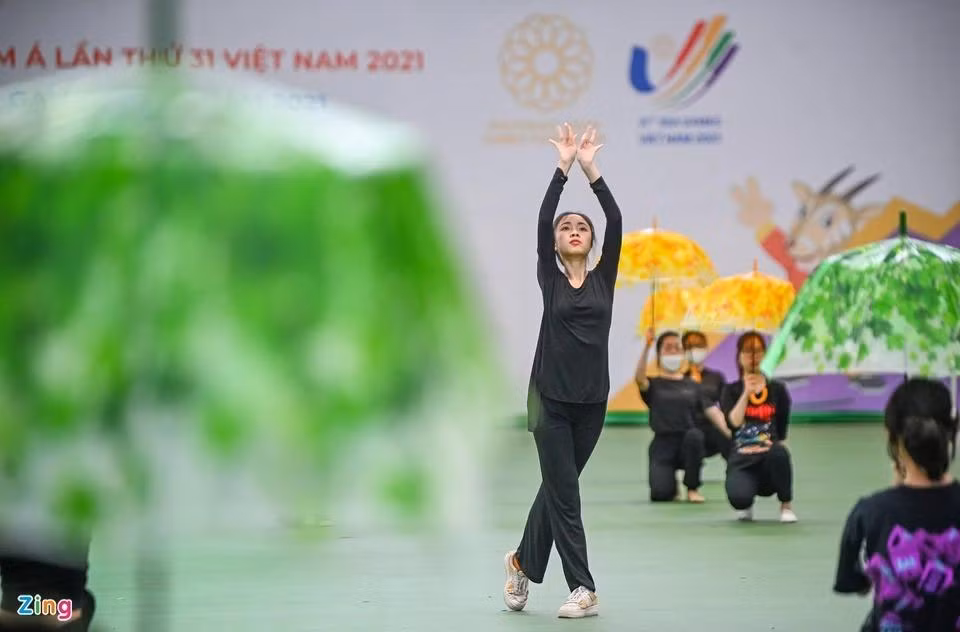 Các diễn viên múa cùng đội ngũ biên đạo đang làm việc cấp tốc để bắt kịp tiến độ cho ngày khai mạc SEA Games 31.