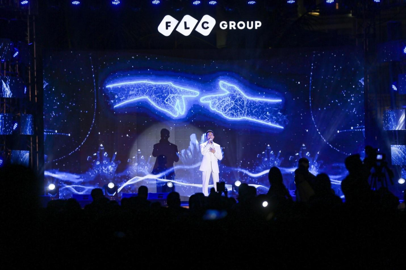 Chàng ca sĩ người Thái Bình không giấu được sự xúc động và gửi lời cảm ơn khán giả: “Sự đón nhận của mọi người với những tràng pháo tay dài làm cho Anh Tú cảm thấy vô cùng hạnh phúc”. Chàng ca sĩ người Thái Bình không giấu được sự xúc động và gửi lời cảm ơn khán giả: “Sự đón nhận của mọi người với những tràng pháo tay dài làm cho Anh Tú cảm thấy vô cùng hạnh phúc”.