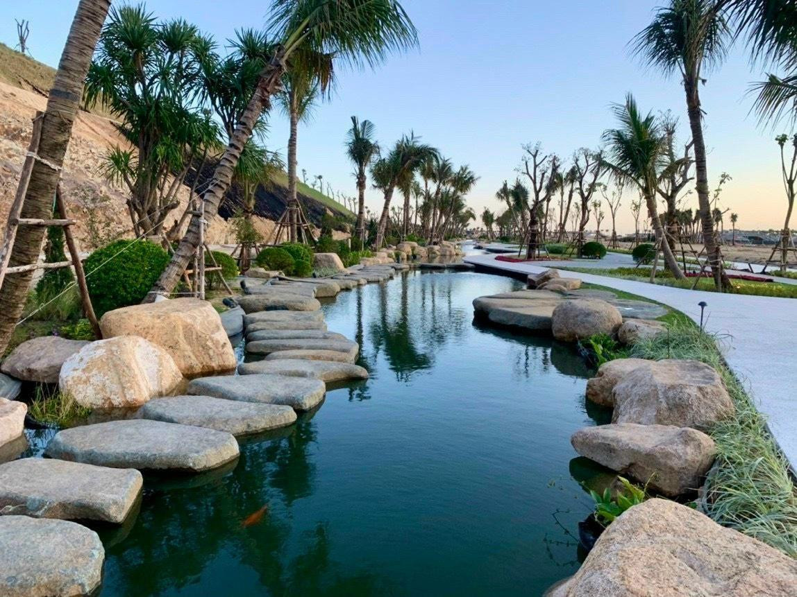 Hồ cá koi 1,4 km tại MerryLand Quy Nhơn được coi là hồ nước dạo bộ dài nhất ven biển.