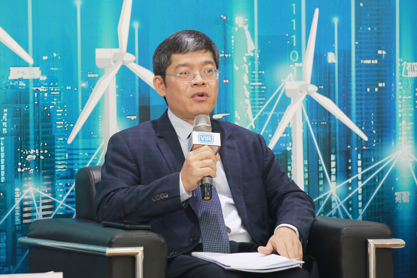 Ông Nguyễn Tài Anh, Phó tổng giám đốc Tập đoàn Điện lực Việt Nam (EVN) cho biết, tập đoàn đang chịu sức ép lớn do chi phí đầu vào tăng rất mạnh nhưng EVN cam kết không tăng giá điện năm 2022