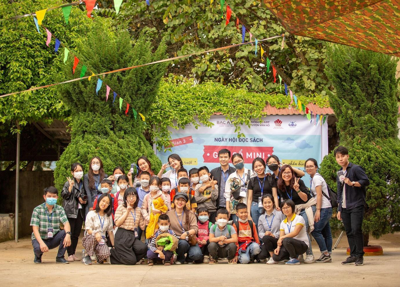 Ngay từ chiều ngày 20/4, các tình nguyện viên (TNV) từ Tập đoàn TH, BAC A BANK và các đơn vị khác đã có mặt để chuẩn bị không gian sự kiện Ngày hội