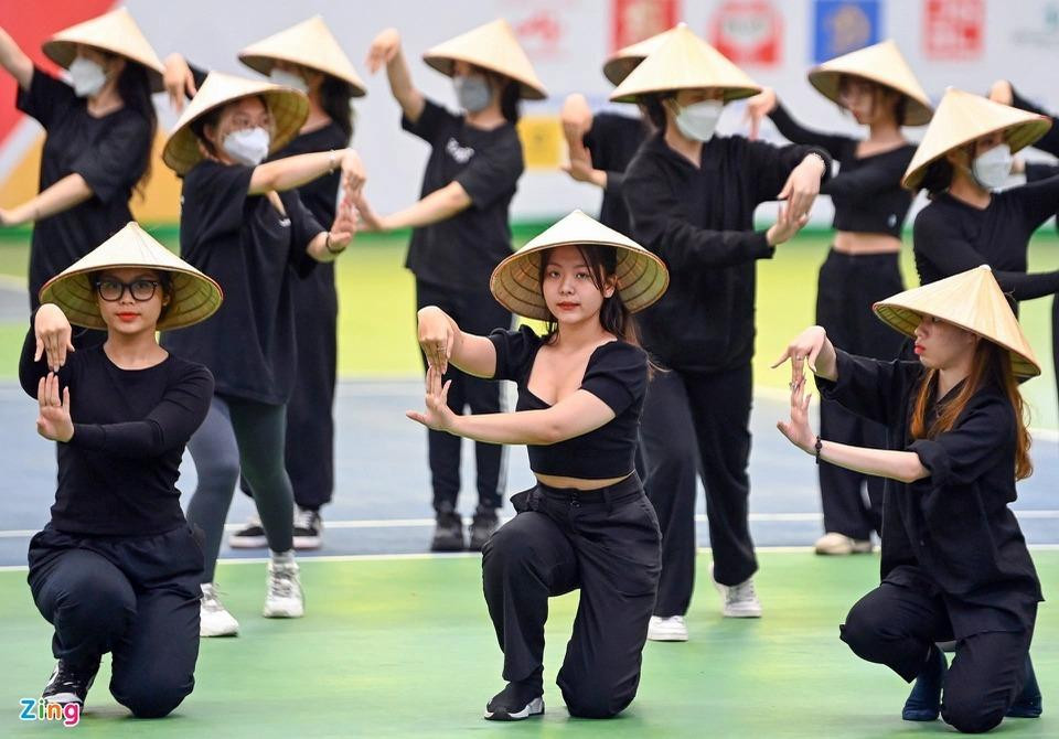 Một hình ảnh biểu tượng khác của Việt Nam là nón lá cũng sẽ xuất hiện trong lễ khai mạc SEA Games 31. Bài múa nón tạo ấn tượng bởi bố cục đồng đều cùng sự uyển chuyển từ cá nhân diễn viên múa. Một hình ảnh biểu tượng khác của Việt Nam là nón lá cũng sẽ xuất hiện trong lễ khai mạc SEA Games 31. Bài múa nón tạo ấn tượng bởi bố cục đồng đều cùng sự uyển chuyển từ cá nhân diễn viên múa.