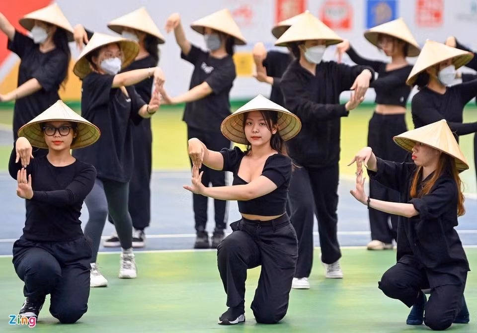 Một hình ảnh biểu tượng khác của Việt Nam là nón lá cũng sẽ xuất hiện trong lễ khai mạc SEA Games 31. Bài múa nón tạo ấn tượng bởi bố cục đồng đều cùng sự uyển chuyển từ cá nhân diễn viên múa.