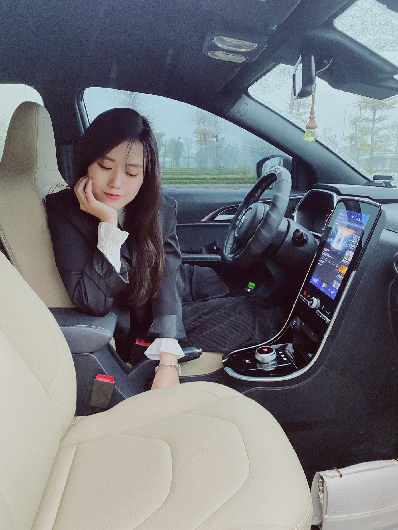 “Nhiều lúc tôi nghĩ nếu ngoài đường mà toàn xe điện, chắc người dân đô thị sẽ bớt mệt mỏi đi hẳn vì giảm được rất nhiều tiếng động cơ ngoài đường phố”.