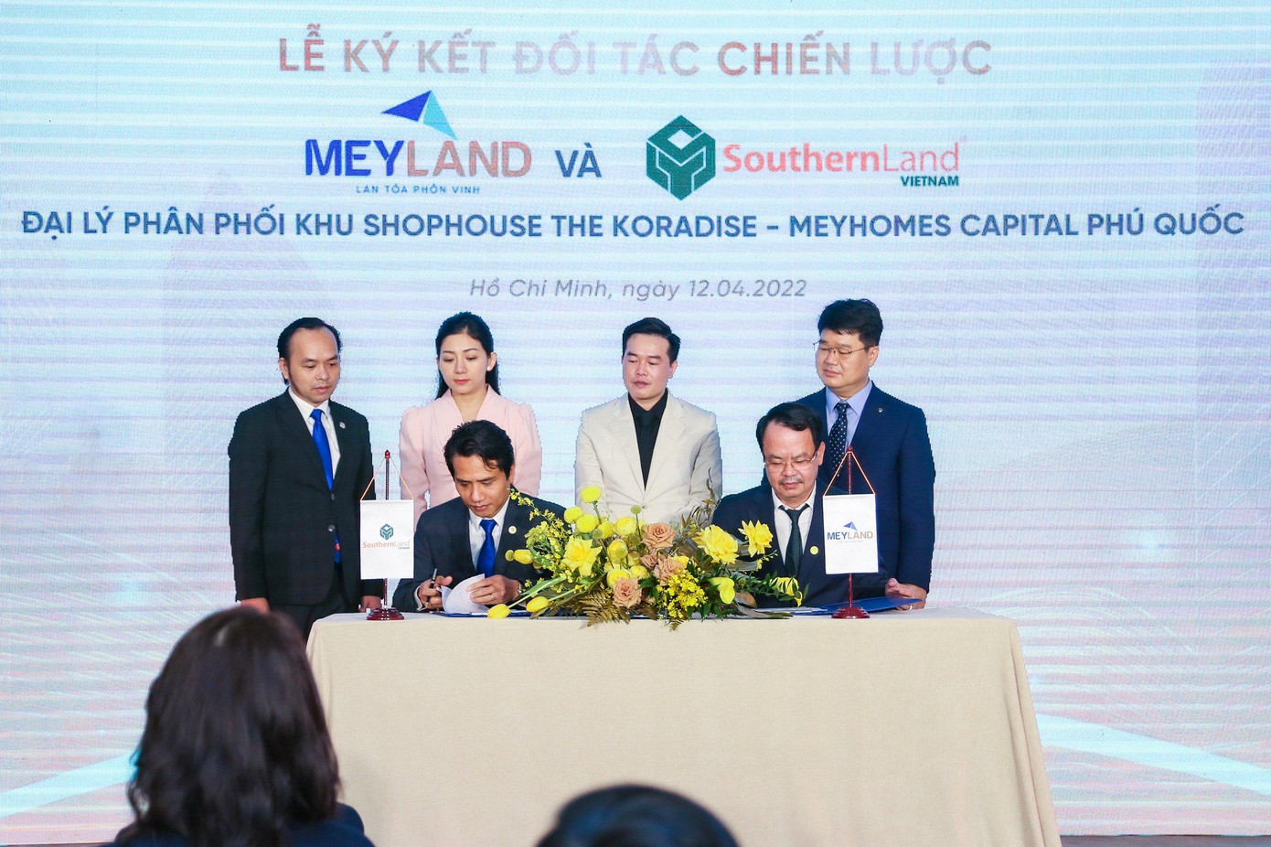 Ông Bùi Hiền – Tổng giám đốc SouthernLand Việt Nam (trái) - ký hợp đồng hợp tác chiến lược phân phối độc quyền shophouse Koradise với đại diện tập đoàn Tân Á Đại Thành.