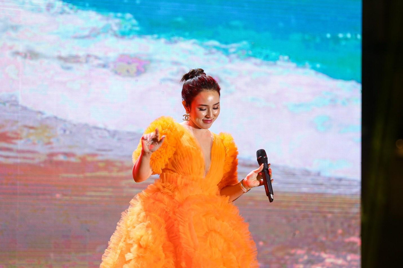 Và đương nhiên không thể không nhắc đến Bảo Trâm với "Lời yêu thương", “Nắng vàng, biển xanh và anh”… Sự xuất hiện lộng lẫy của Bảo Trâm khiến sân khấu “bùng nổ”. Nữ ca sỹ chia sẻ đây không phải là lần đầu tiên cô đến với FLC Sầm Sơn nhưng khung cảnh tuyệt đẹp, dịch vụ tốt và đặc biệt là khán giả vô cùng nhiệt tình là điều khiến nữ ca sĩ luôn muốn quay trở lại nơi này. Và đương nhiên không thể không nhắc đến Bảo Trâm với "Lời yêu thương", “Nắng vàng, biển xanh và anh”… Sự xuất hiện lộng lẫy của Bảo Trâm khiến sân khấu “bùng nổ”. Nữ ca sỹ chia sẻ đây không phải là lần đầu tiên cô đến với FLC Sầm Sơn nhưng khung cảnh tuyệt đẹp, dịch vụ tốt và đặc biệt là khán giả vô cùng nhiệt tình là điều khiến nữ ca sĩ luôn muốn quay trở lại nơi này.