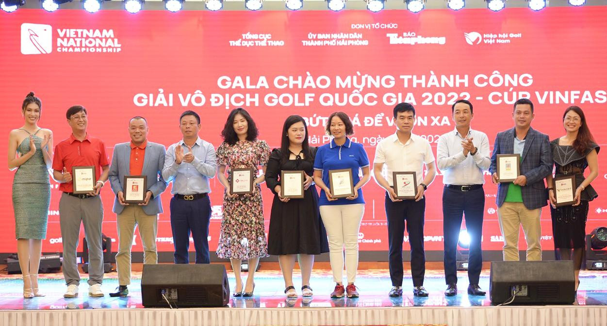 Đại diện Tổng Công ty Bia - Rượu - Nước giải khát Sài Gòn tham dự sự kiện chào mừng thành công giải vô địch golf quốc gia và nhận kỷ niệm chương từ ban tổ chức.