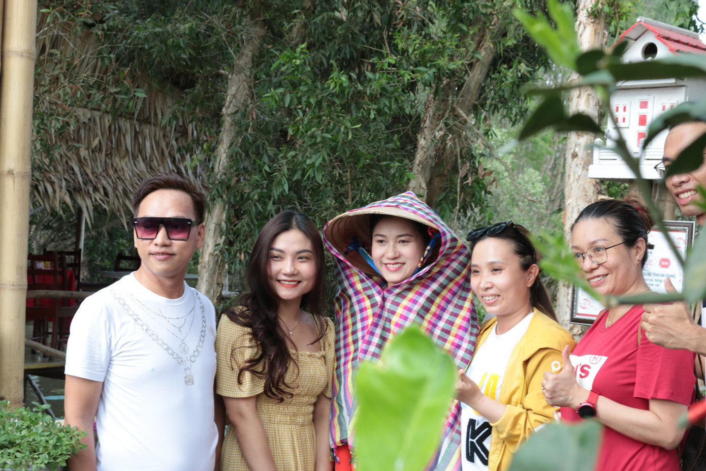 Ekip và Lâm Vỹ Dạ đến thăm RTTS - “Thực khách vui vẻ” thưởng thức món ngon Ekip và Lâm Vỹ Dạ đến thăm RTTS - “Thực khách vui vẻ” thưởng thức món ngon