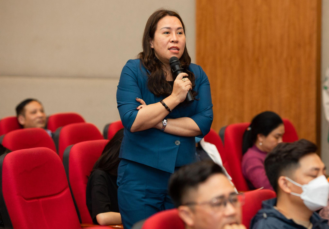 Đại diện cha mẹ học sinh đặt câu hỏi tại hội thảo. Đại diện cha mẹ học sinh đặt câu hỏi tại hội thảo.