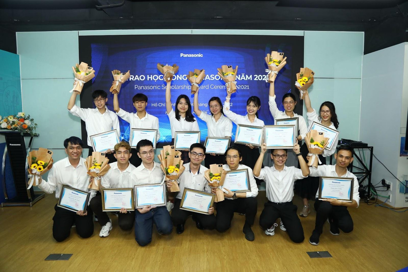 Sinh viên nhận học bổng bậc đại học (PS) tại sự kiện Sinh viên nhận học bổng bậc đại học (PS) tại sự kiện