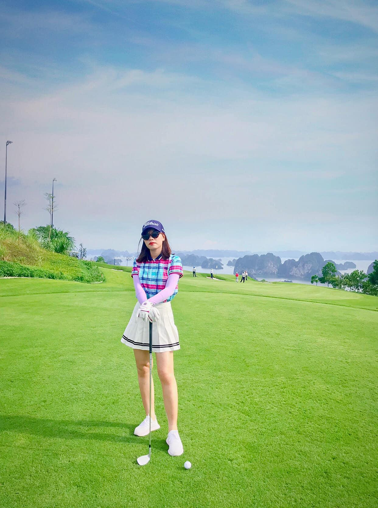 Golfer tạo dáng check-in bên khung cảnh tuyệt mỹ tại sân golf FLC Hạ Long (Ảnh: Mẫn Mẫn)