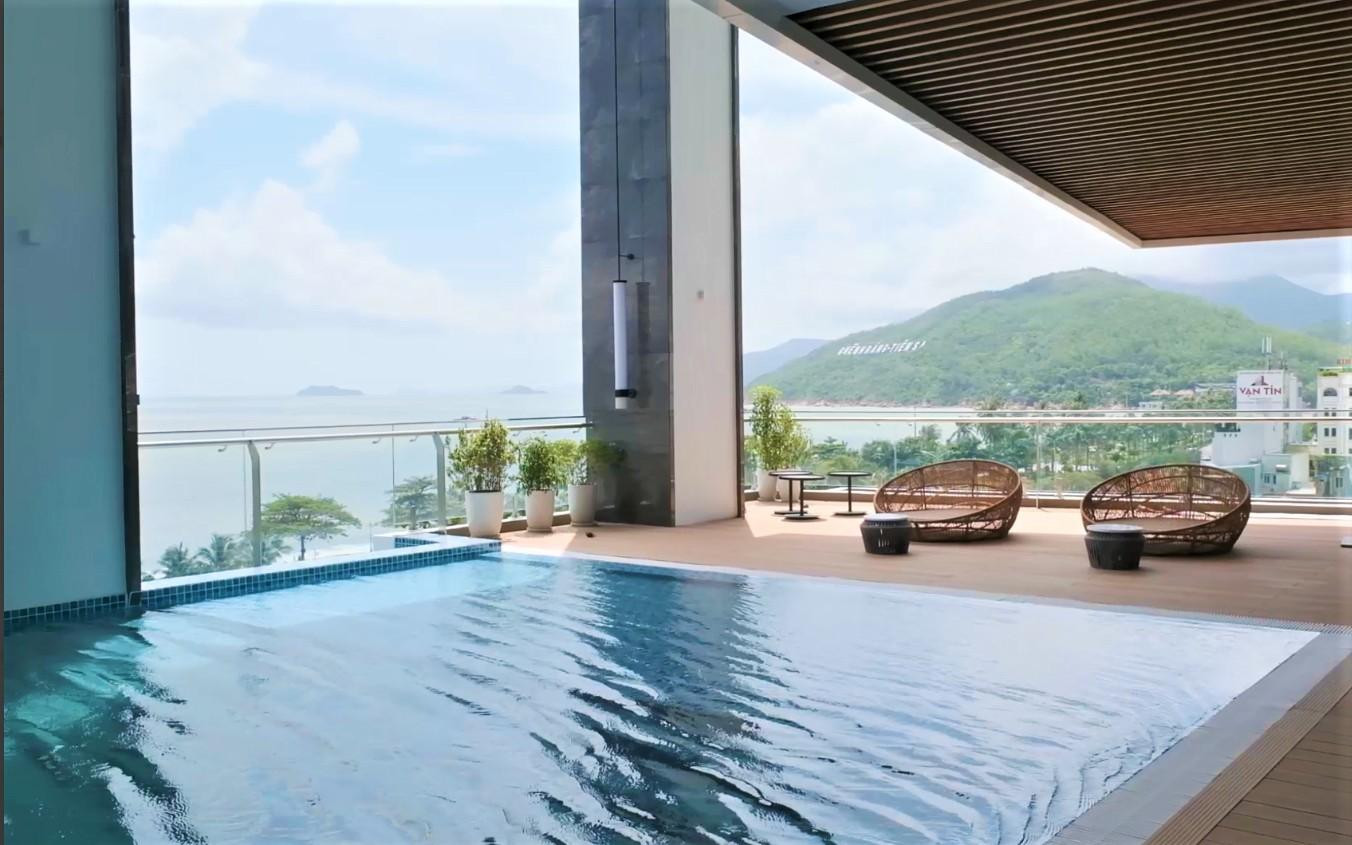 Bể bơi với ban công kính hướng biển tọa lạc tại tầng 4 khách sạn (Ảnh: FLC City Hotel Beach Quy Nhơn) Bể bơi với ban công kính hướng biển tọa lạc tại tầng 4 khách sạn (Ảnh: FLC City Hotel Beach Quy Nhơn)