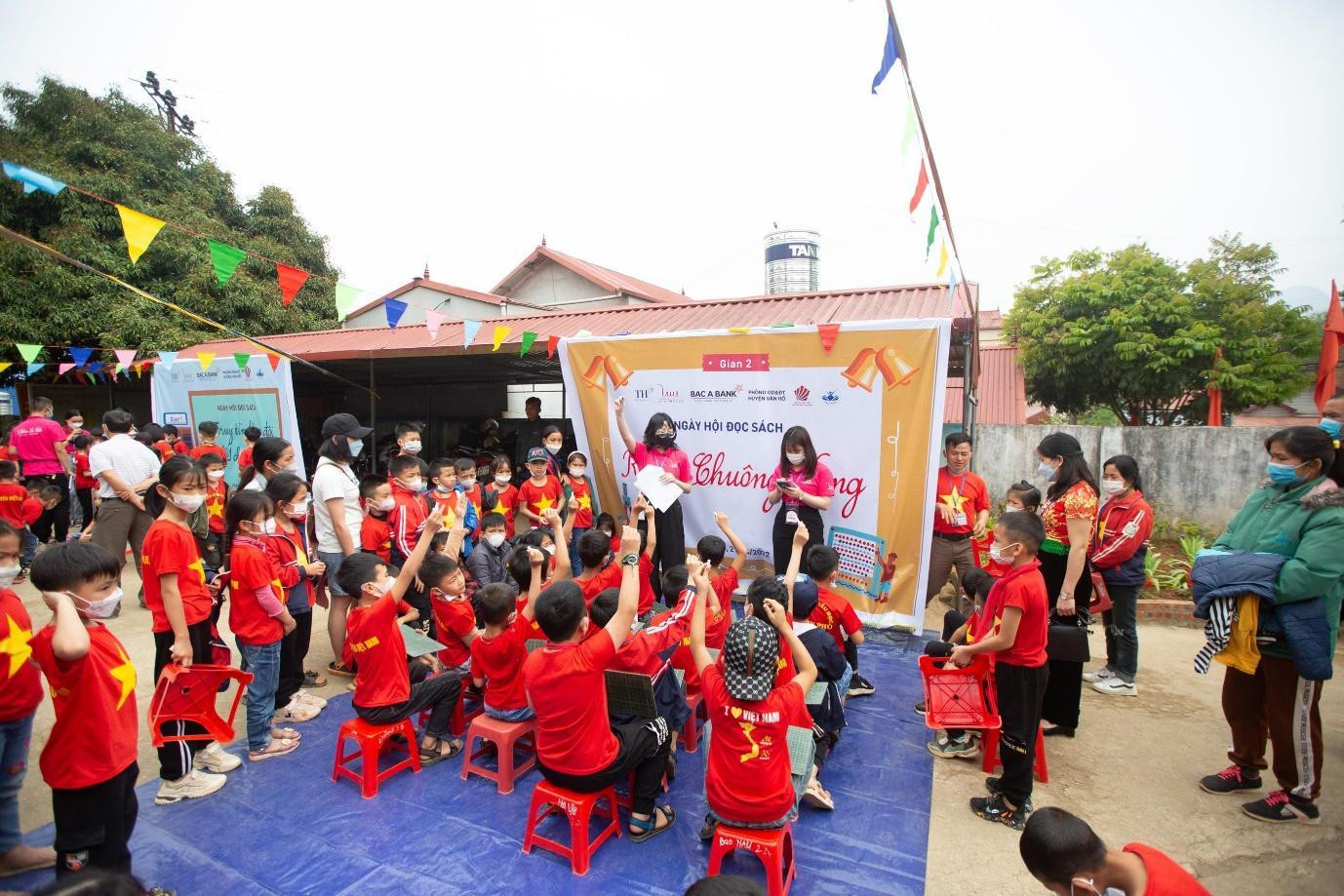 Trong phần hội, trò chơi “Rung chuông vàng” phiên bản tiểu học cung cấp cho học sinh những kiến thức về nhiều lĩnh vực khác nhau như địa lý, văn hóa, xã hội, v.v. Bạn Đặng Hương Giang - TNV từ Hà Nội phụ trách gian trò chơi cho biết: “Các bạn học sinh rất thích tham gia trò chơi này mặc dù đây là trò chơi mang tính kiến thức nhiều hơn các trò chơi như kéo co hay nhảy bao bố. Thông qua trả lời những câu hỏi như Việt Nam có bao nhiêu dân tộc, Lăng Bác ở đâu, v.v. mình thấy rằng các em rất hứng thú, rất ham học và muốn được học thêm nhiều kiến thức từ các trò chơi vui như thế này!”