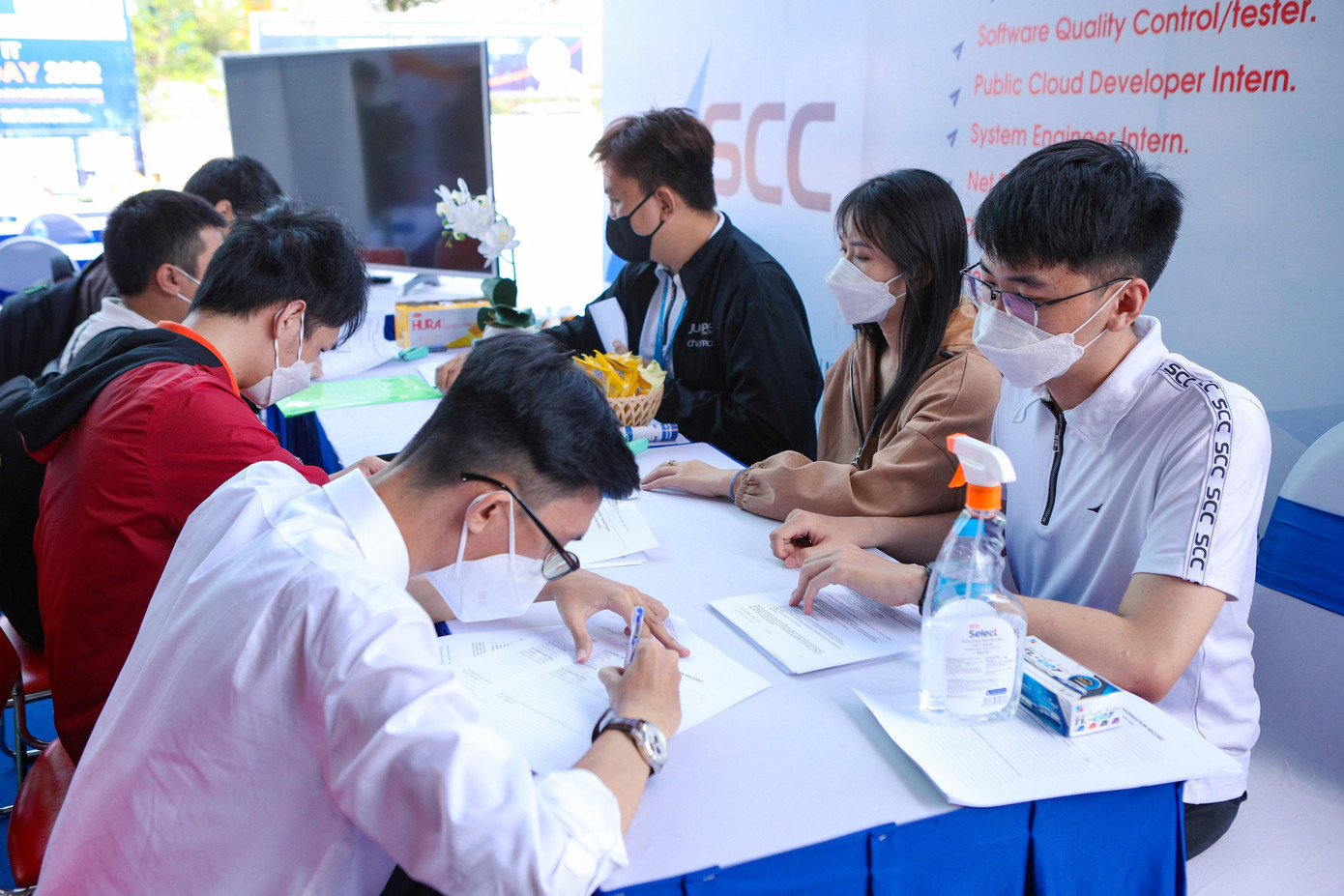 Ngày hội là dịp sinh viên IT HUTECH gặp gỡ, trao đổi trực tiếp với nhà tuyển dụng Ngày hội là dịp sinh viên IT HUTECH gặp gỡ, trao đổi trực tiếp với nhà tuyển dụng