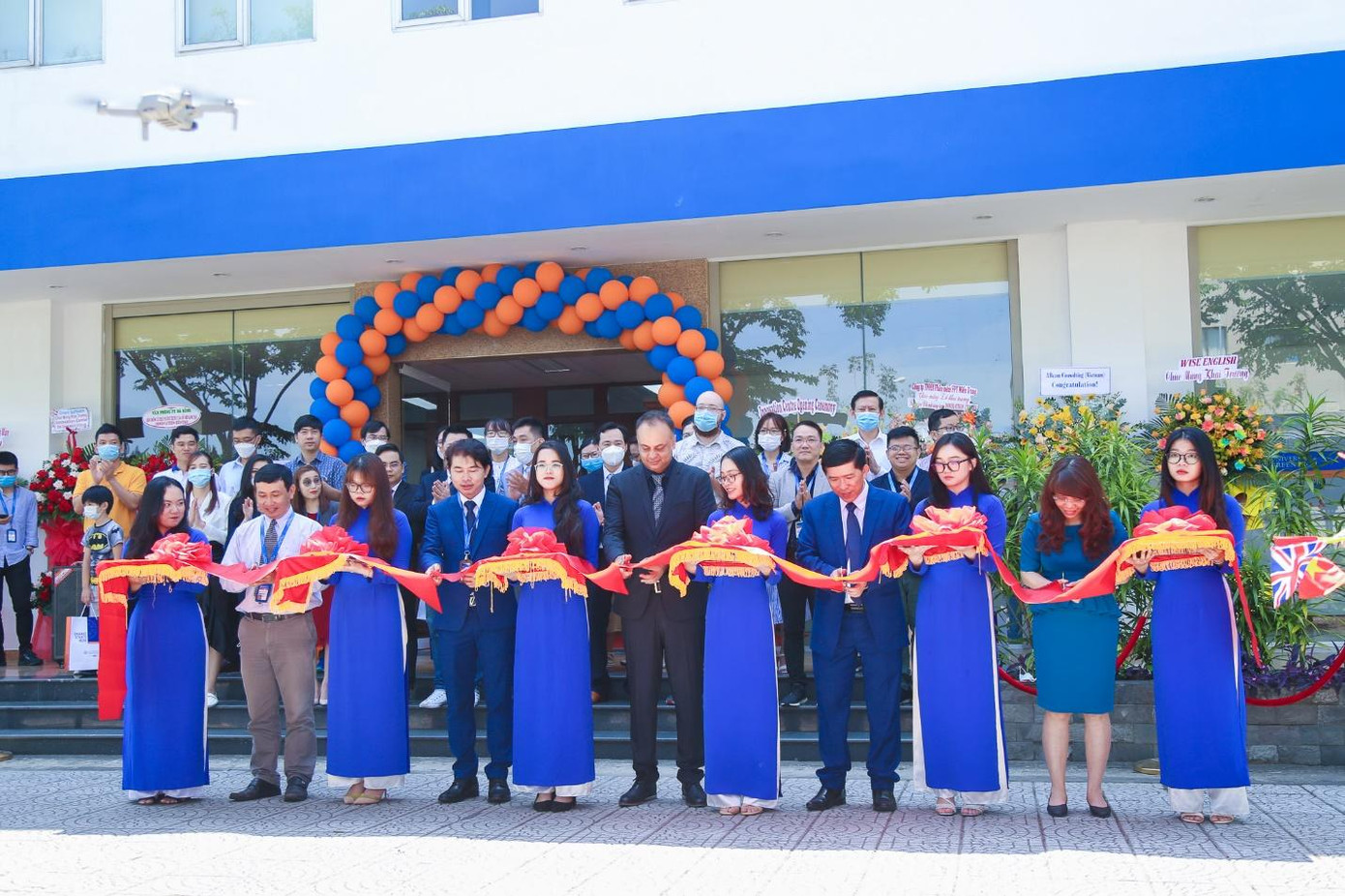 Các đại biểu, khách mời làm lễ cắt băng khai trương Greenwich Innovation Centre