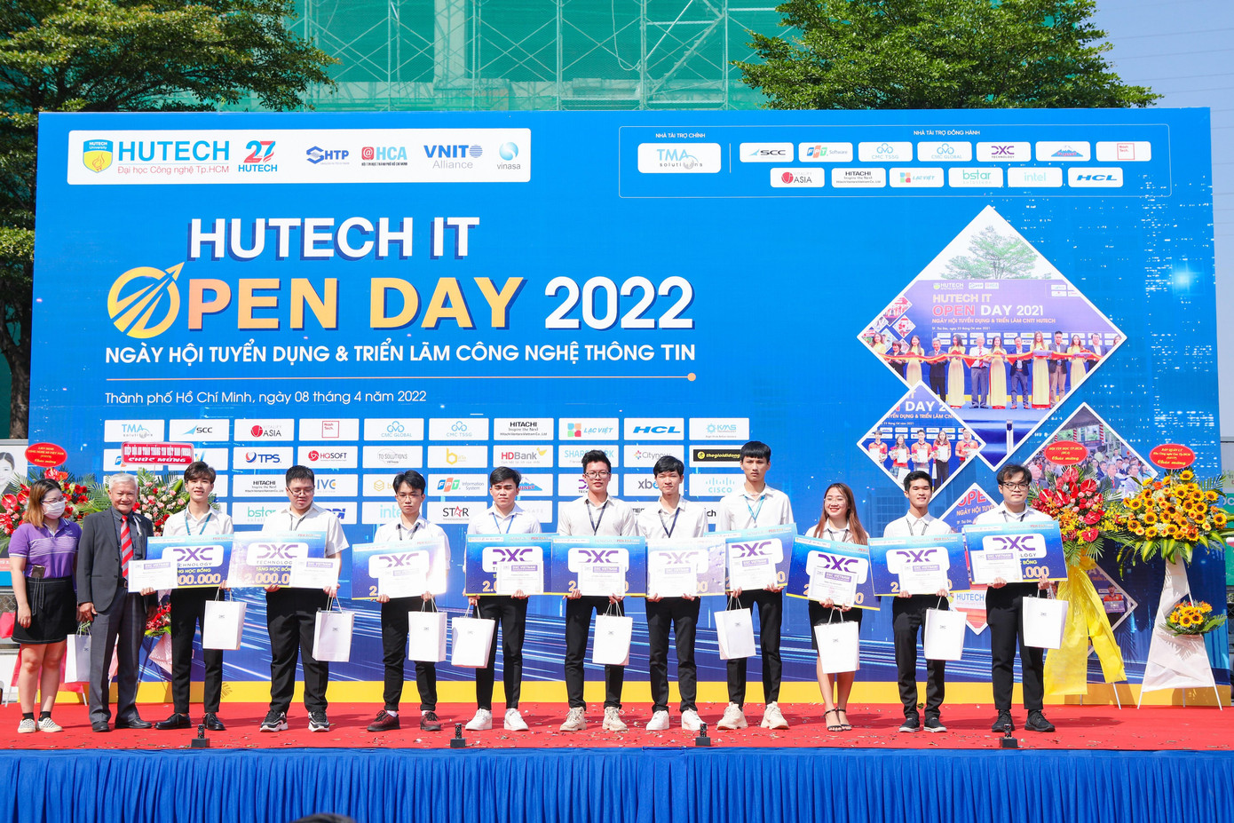 Sinh viên nhận học bổng từ Cty DXC Technology Services Việt Nam Sinh viên nhận học bổng từ Cty DXC Technology Services Việt Nam