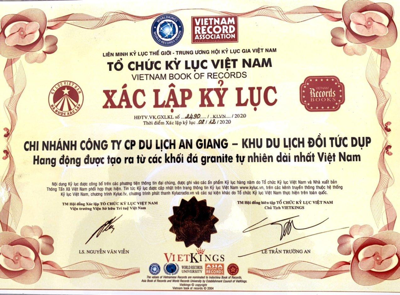 Với vẻ đẹp kỳ vĩ, Tức Dụp đã được Tổ chức Kỷ lục Việt Nam công nhận “Hang động được tạo ra từ đá Granite tự nhiên dài nhất và đẹp nhất Việt Nam” Với vẻ đẹp kỳ vĩ, Tức Dụp đã được Tổ chức Kỷ lục Việt Nam công nhận “Hang động được tạo ra từ đá Granite tự nhiên dài nhất và đẹp nhất Việt Nam”