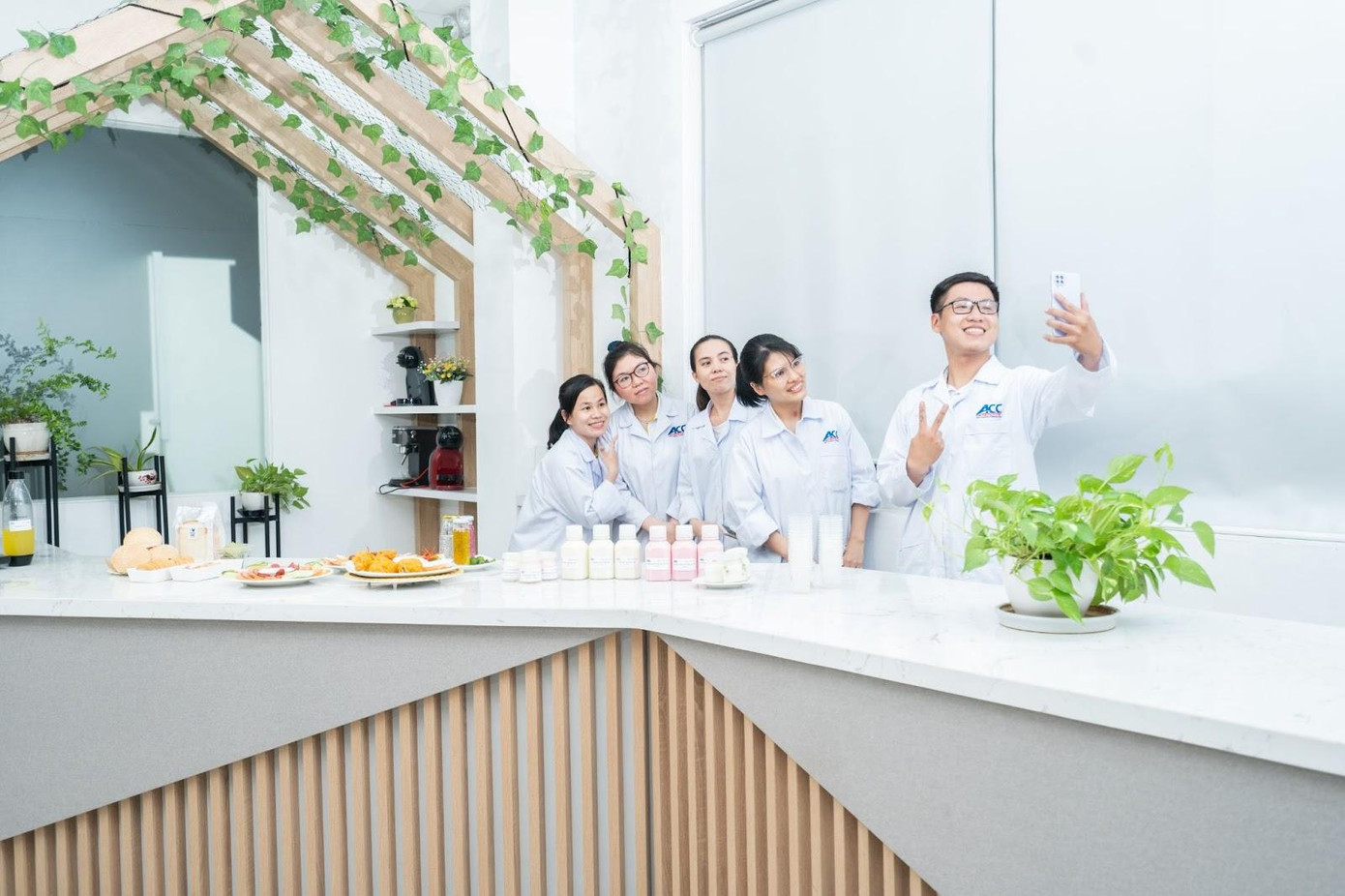 Minh Thuận (bên phải) có những giây phút vui vẻ cùng các đồng nghiệp