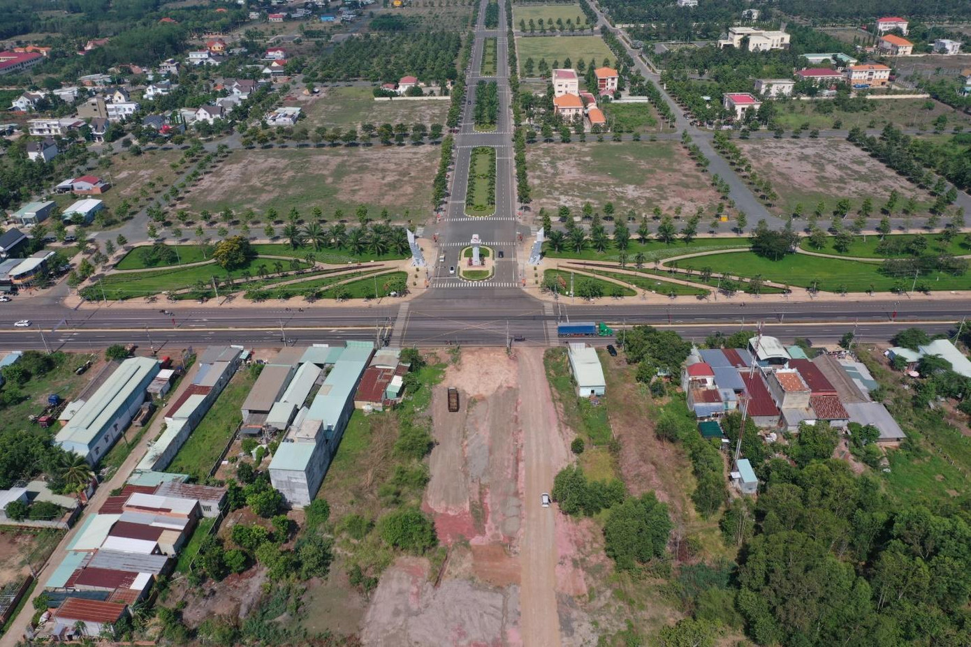 Đường trục chính tạo lực đang được triển xây dựng đi từ Trung tâm hành chính Tân Khai đi Phước An - Tân Quan nhằm kết nối các Khu Công nghiệp công nghệ cao ở Hớn Quản – Đồng Xoài Đường trục chính tạo lực đang được triển xây dựng đi từ Trung tâm hành chính Tân Khai đi Phước An - Tân Quan nhằm kết nối các Khu Công nghiệp công nghệ cao ở Hớn Quản – Đồng Xoài