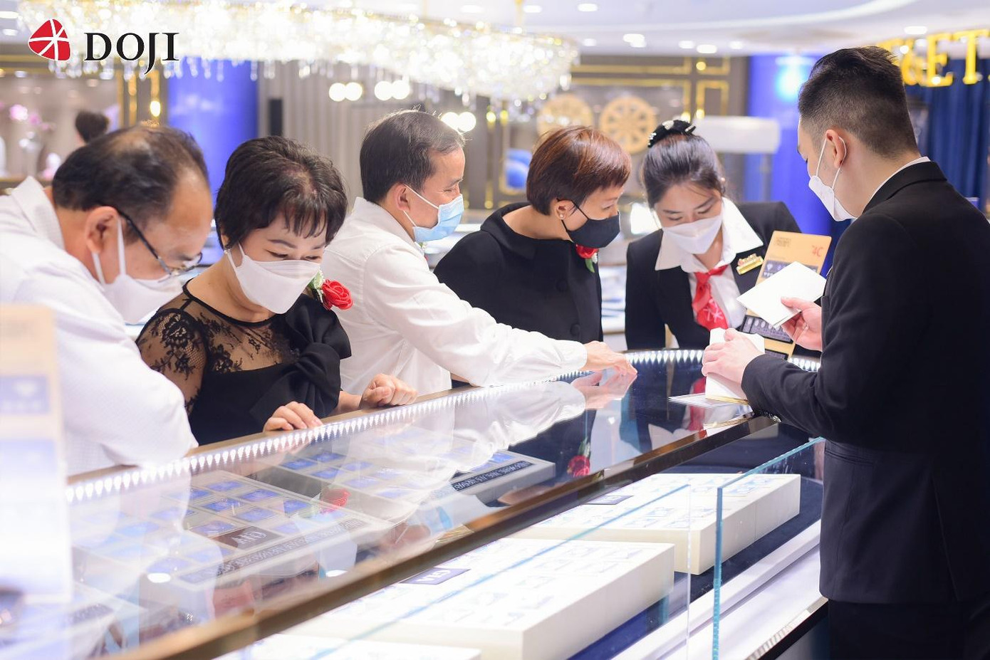 Trung tâm Trang sức cao cấp tại DOJI Tower TP HCM thu hút đông đảo khách hàng tham quan, mua sắm.