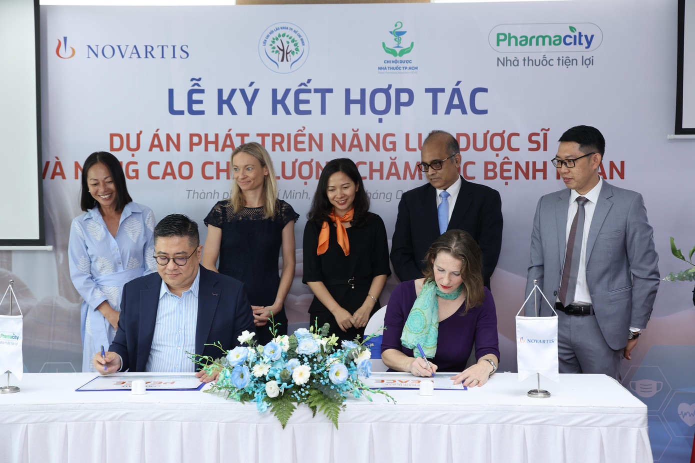 Đại diện Novartis và Pharmacity ký kết hợp tác triển khai dự án Phát triển năng lực dược sĩ và Nâng cao chất lượng chăm sóc bệnh nhân Đại diện Novartis và Pharmacity ký kết hợp tác triển khai dự án Phát triển năng lực dược sĩ và Nâng cao chất lượng chăm sóc bệnh nhân