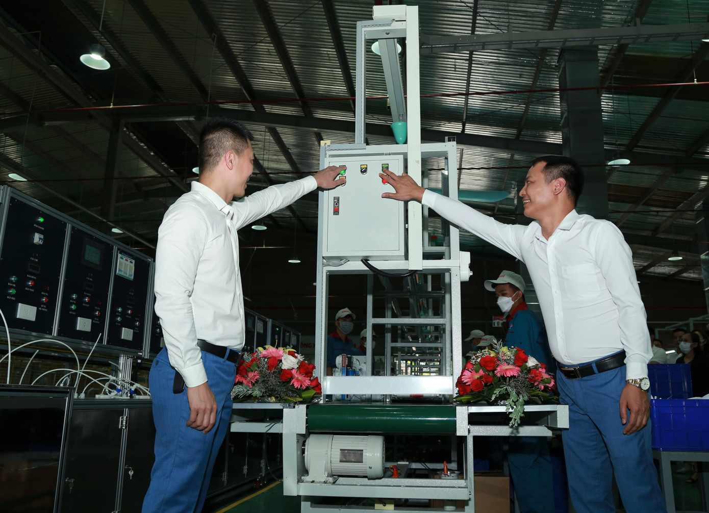 Nghi thức bấm nút khánh thành nhà máy đầu tiên tại phía Nam của SUNHOUSE