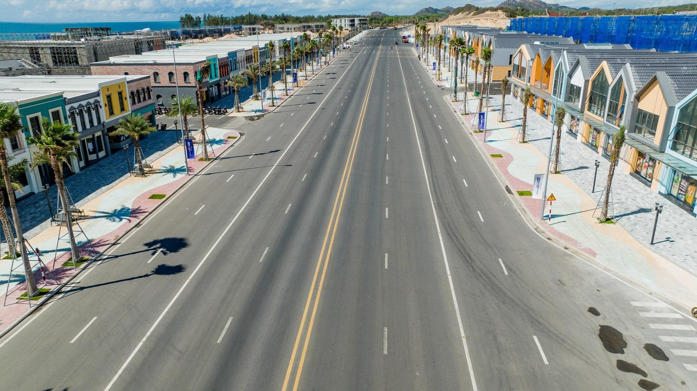 Shophouse Babylon tiếp giáp với đường ven biển Hồ Tràm – Bình Châu. Trục đường được ví von là “con đường tỷ đô” của tỉnh Bà Rịa Vũng Tàu