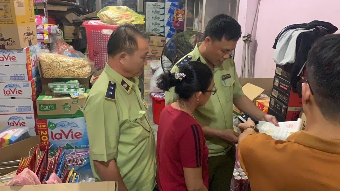 Cục Quản lý Thị trường tiến hành kiểm tra một số cửa hàng tạp hoá nhằm nâng cao mức độ răn đe với những đối tượng buôn bán, tàng trữ thuốc lá lậu. Cục Quản lý Thị trường tiến hành kiểm tra một số cửa hàng tạp hoá nhằm nâng cao mức độ răn đe với những đối tượng buôn bán, tàng trữ thuốc lá lậu.