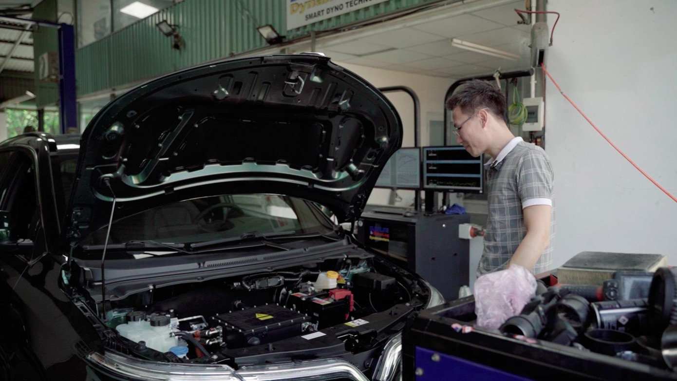 Xe VinFast VF e34 đang được chạy trên máy Dyno.