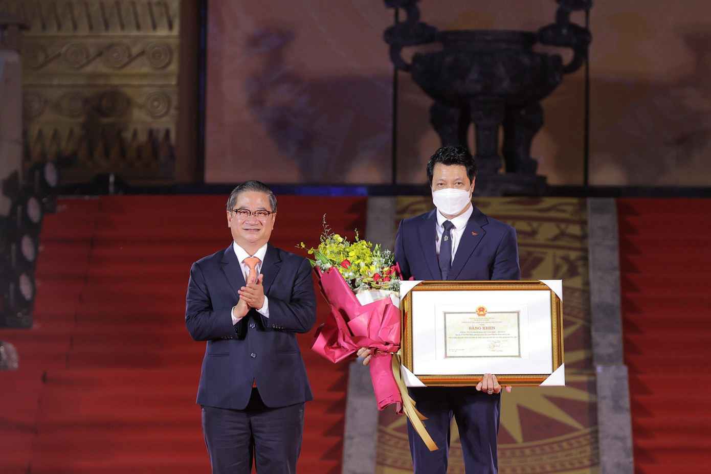 Ông Tô Như Toàn – Chủ tịch HĐQT Văn Phú - Invest nhận bằng khen từ UBND thành phố Cần Thơ