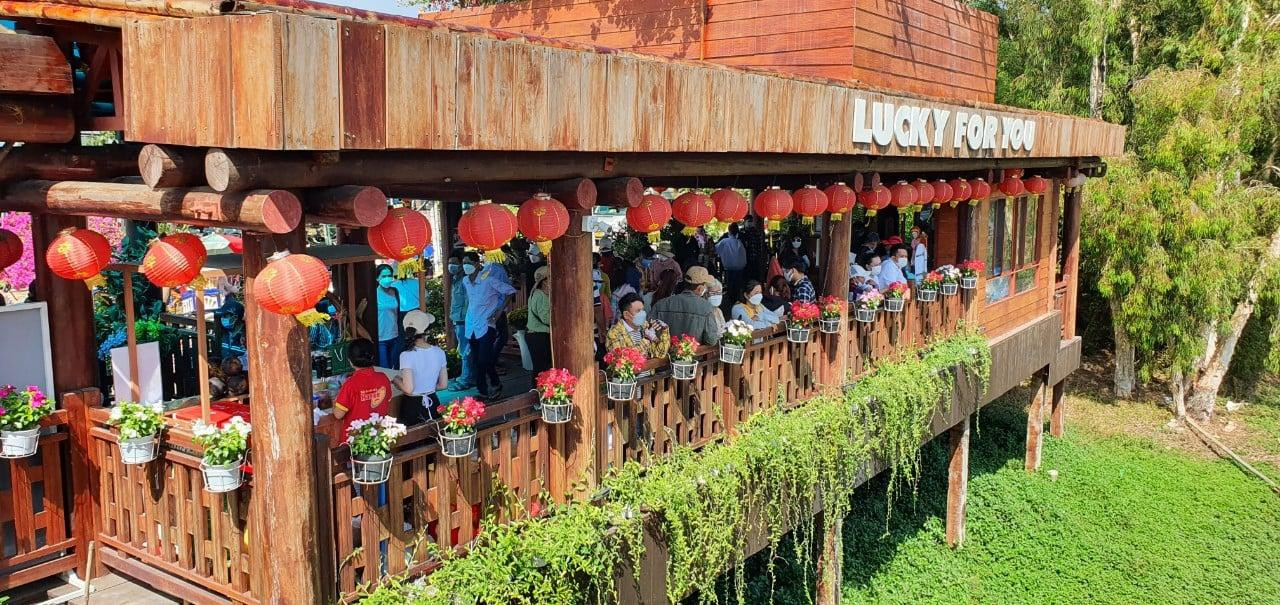 Khuôn viên chiêu đãi Buffet bánh dân gian luôn hút khách Khuôn viên chiêu đãi Buffet bánh dân gian luôn hút khách