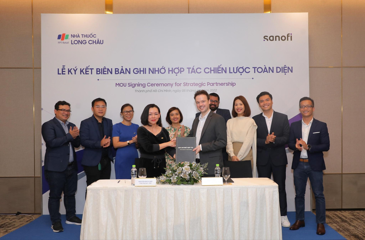 Ngày 05/04/2022, FPT Long Châu và Sanofi CHC Viet Nam ký kết hợp tác chiến lược toàn diện để cùng nhau tiên phong phát triển ngành hàng chăm sóc người tiêu dùng (Fast Moving Consumer Healthcare) tại Việt Nam. Ngày 05/04/2022, FPT Long Châu và Sanofi CHC Viet Nam ký kết hợp tác chiến lược toàn diện để cùng nhau tiên phong phát triển ngành hàng chăm sóc người tiêu dùng (Fast Moving Consumer Healthcare) tại Việt Nam.