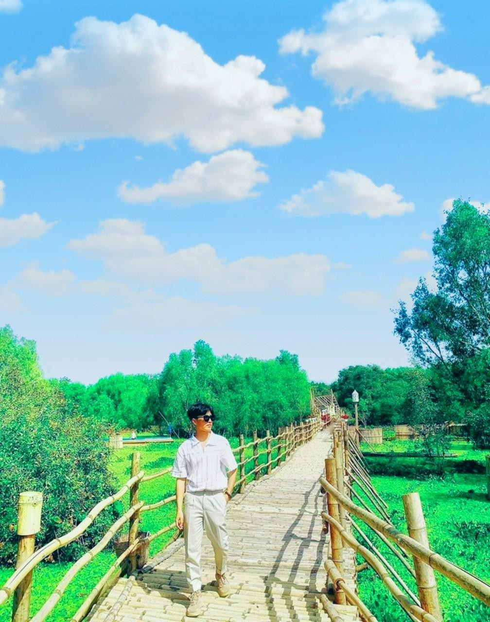 Du khách tản bộ thưởng ngoạn trên cầu tre vạn bước Du khách tản bộ thưởng ngoạn trên cầu tre vạn bước