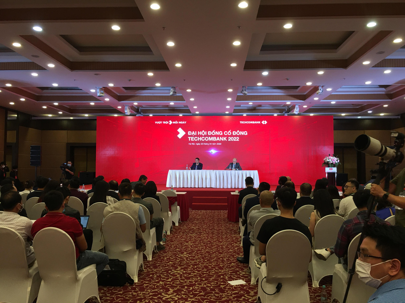 Ông Hồ Hùng Anh, Chủ tịch HĐQT Techcombank trao đổi câu hỏi của cổ đông