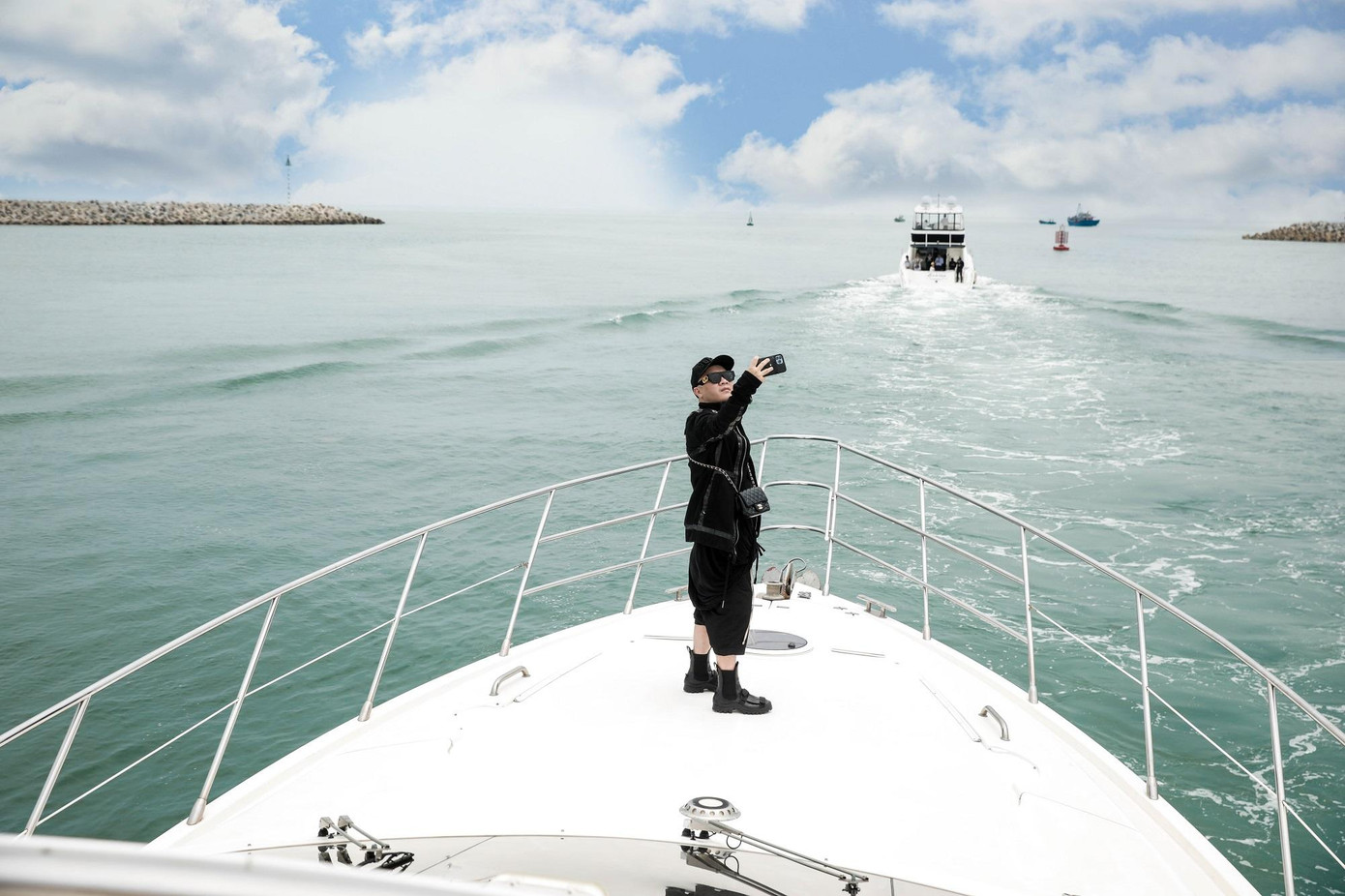 Nhà thiết kế Đỗ Mạnh Cường ghi lại khoảnh khắc đẹp khi dạo chơi du thuyền. Nhà thiết kế Đỗ Mạnh Cường ghi lại khoảnh khắc đẹp khi dạo chơi du thuyền.