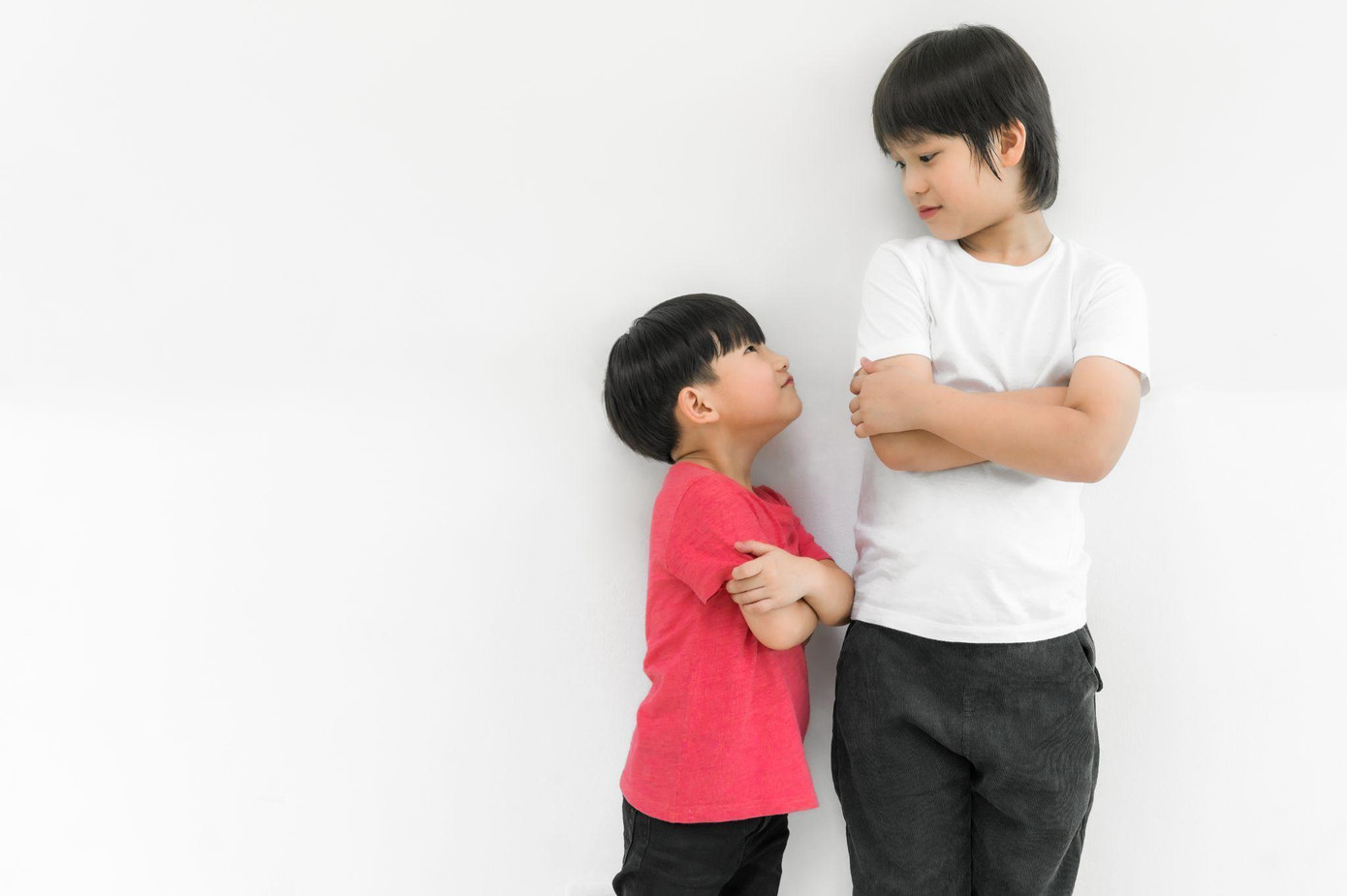 Thấp còi hơn so với những bạn cùng trang lứa khiến trẻ dần trở nên tự ti và mặc cảm. Thấp còi hơn so với những bạn cùng trang lứa khiến trẻ dần trở nên tự ti và mặc cảm.