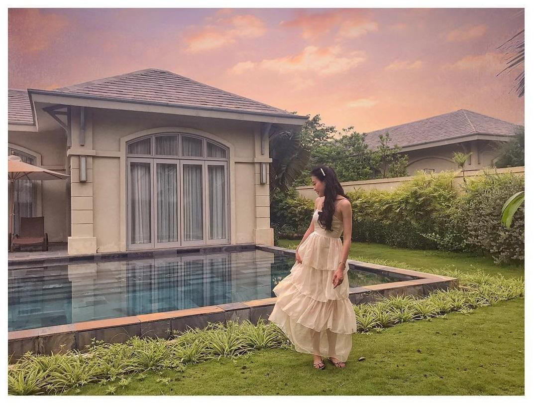 Khung cảnh hết sức lãng mạn với hồ bơi, thảm cỏ trong villa là background nên thơ cho các nàng thả dáng (Ảnh: @496__________)