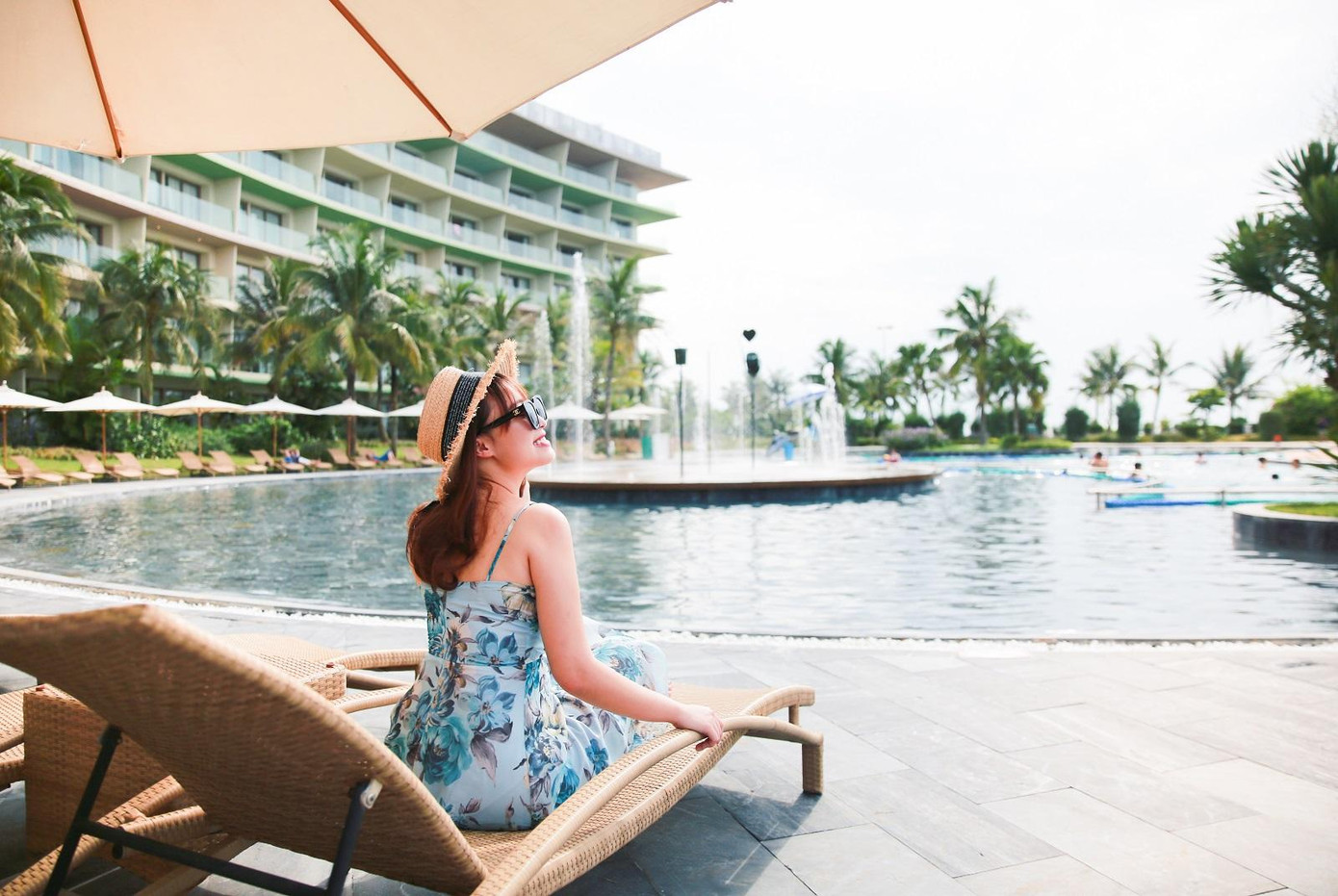 Với diện tích 5100m2, bể bơi chính tại khách sạn FLC Luxury Hotel Samson được ghi nhận là “Bể bơi nước mặn lớn nhất Việt Nam”, Đây là một trong những tọa độ “siêu hot” của quần thể trong những ngày hè rực nắng bởi thiết kế ấn tượng hình cánh cung sải rộng cùng tầm nhìn phóng khoáng hướng thẳng ra biển.