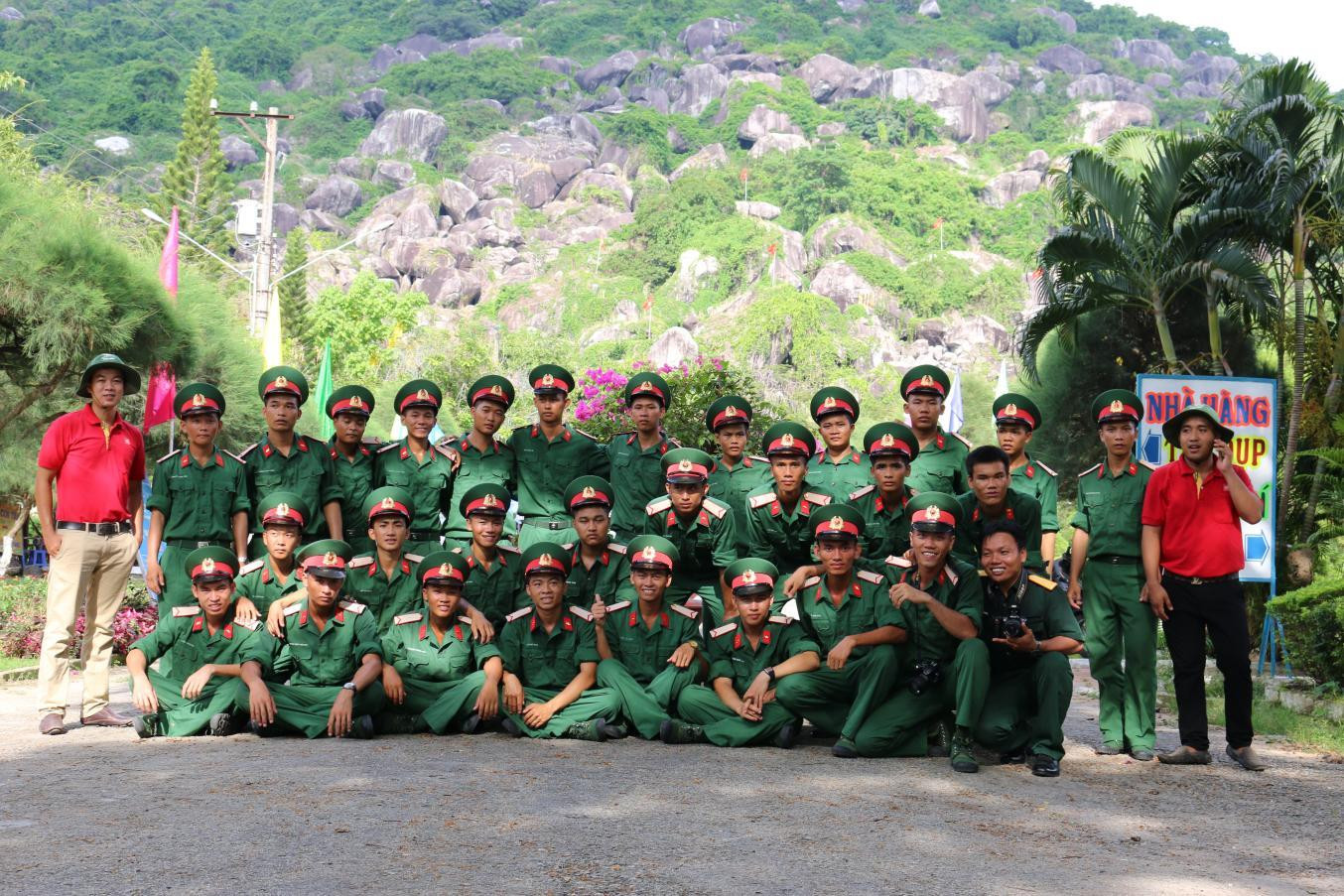 Lữ đoàn Tăng thiết giáp 416 đến tham quan Tức Dụp Lữ đoàn Tăng thiết giáp 416 đến tham quan Tức Dụp