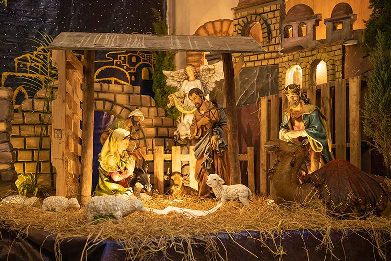 Hoạt cảnh hang đá phía ngoài Nhà thờ Cửa Bắc.