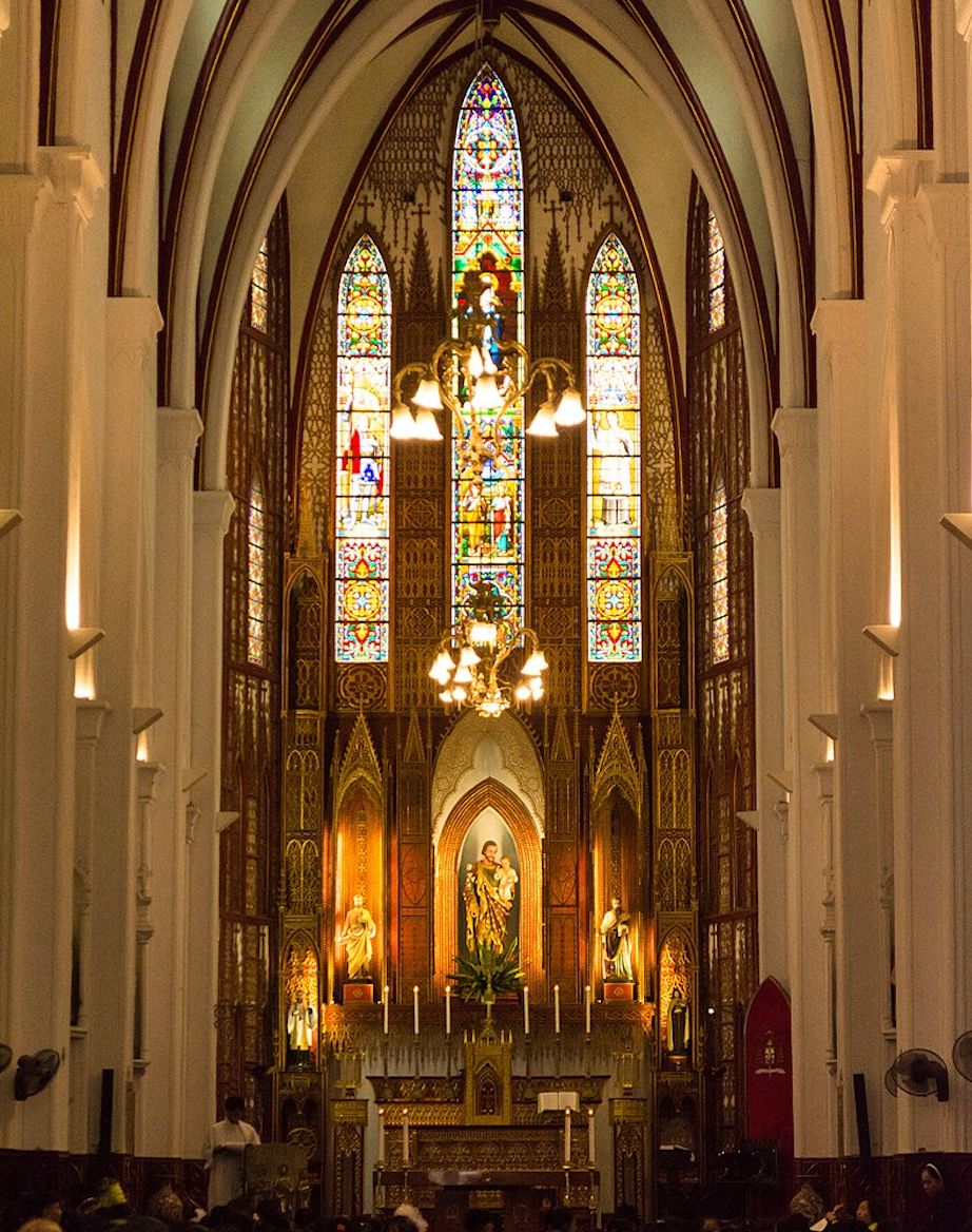 Khu vực cung thánh Nhà thờ Lớn.