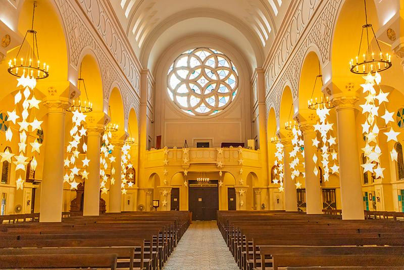 Khu vực cuối nhà thờ được thiết kế gác lửng dành cho ca đoàn và ban nhạc.