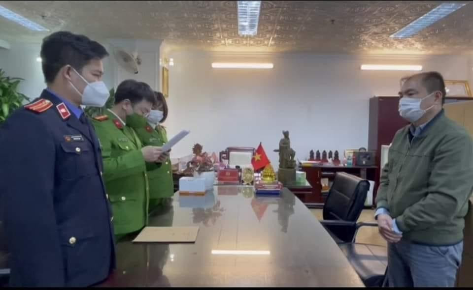 Cơ quan tố tụng tiến hành thủ tục bắt tạm giam ông Phạm Trung Tuyến, Giám đốc CDC Hải Dương. Ảnh: N.L