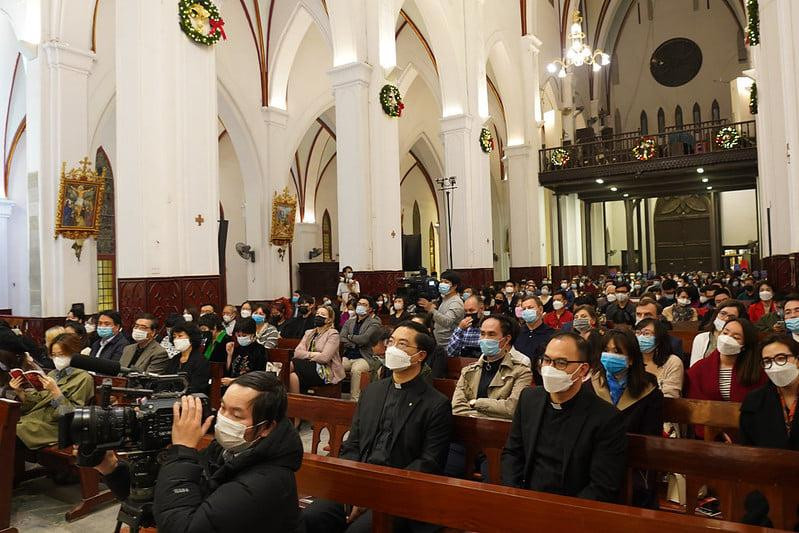 Các linh mục và khán giả tại buổi hoà nhạc.