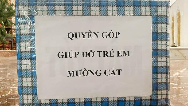 Hòm công đức kêu gọi giúp đỡ trẻ em nghèo.