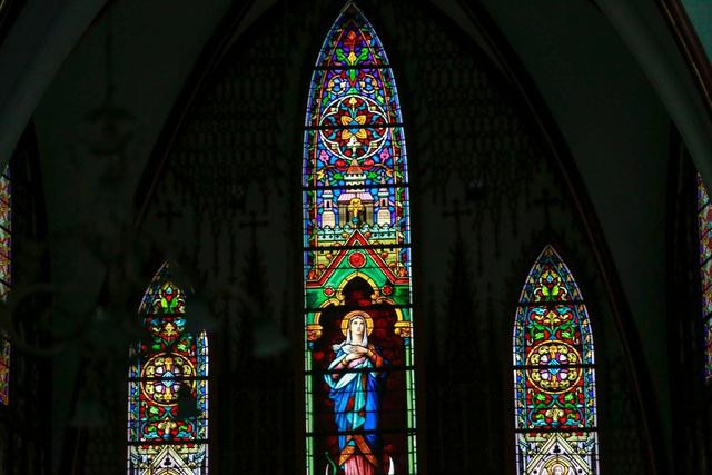 Hình ảnh Đức Maria được in trên kính Nhà thờ Lớn.