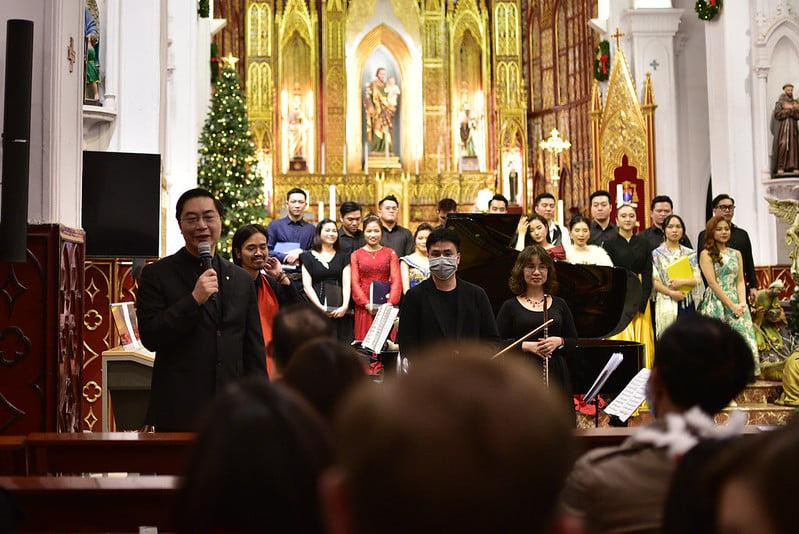 Linh mục An Tôn cảm ơn ban nhạc.