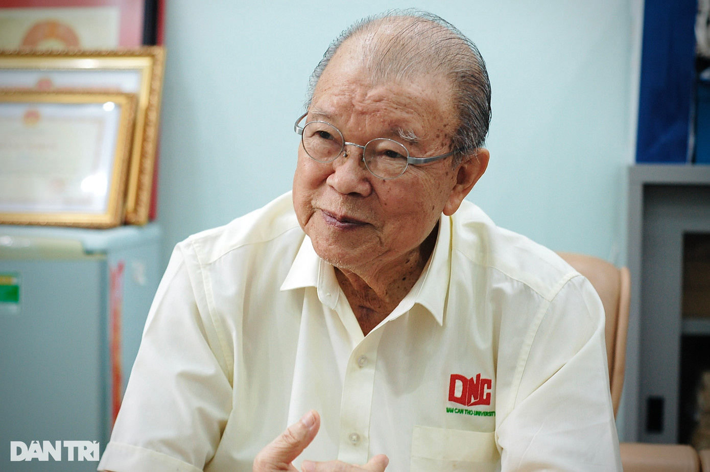 Giáo sư Võ Tòng Xuân trả lời phỏng vấn Báo điện tử Dân trí (Ảnh: Bảo Trân).