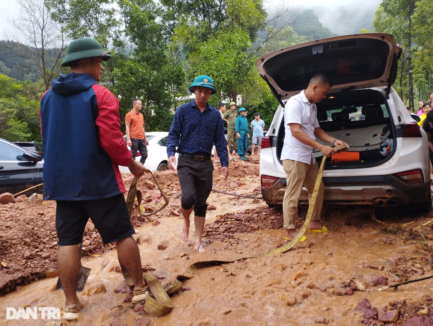 Chủ xe tròng dây cáp để kéo phương tiện ra khỏi hiện trường.